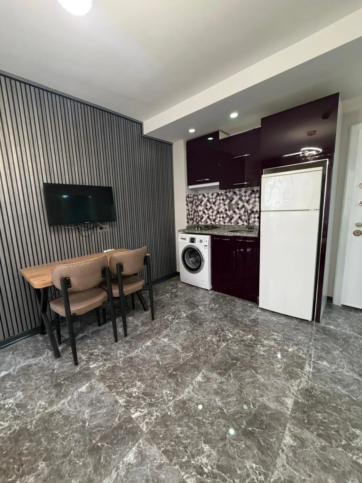 Zeytinköyde satılık 2+1 apart küçük 8
