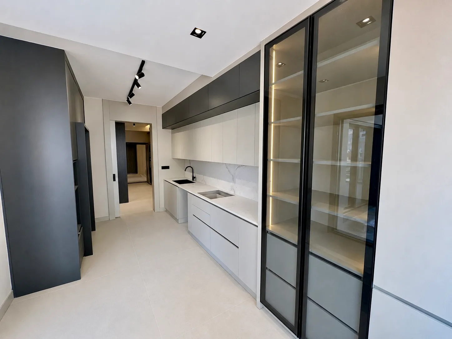 Adalet Mahallesi’nde 3 Cephesi Caddeye Açık Manzara: Akıllı Altyapılı Sıfır 162 m² Ultra Lüks 3+1!