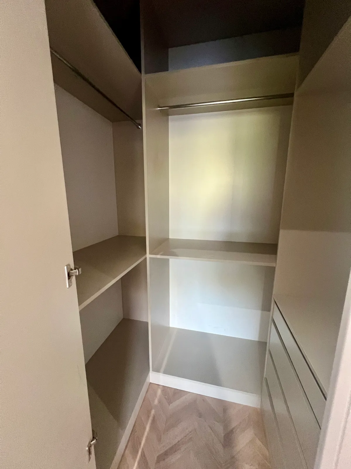 Karahasanlı’da Bahçe Keyfi: Havuzlu Konsept Sitede Satılık Full Mobilyalı 2+1 Bahçe Katı! küçük 6
