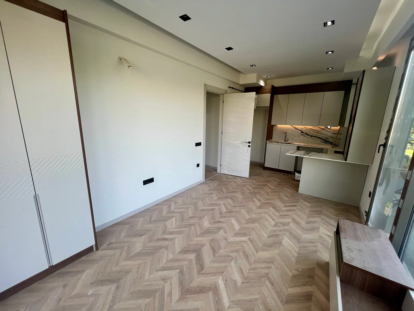 Karahasanlı’da Bahçe Keyfi: Havuzlu Konsept Sitede Satılık Full Mobilyalı 2+1 Bahçe Katı! küçük 10