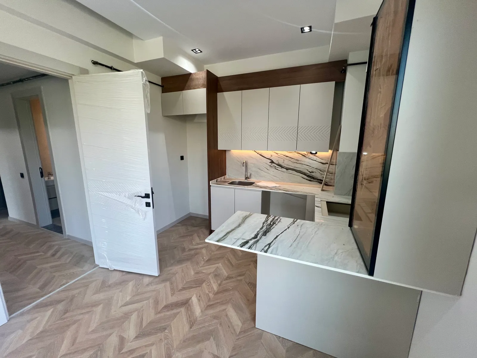 Karahasanlı’da Bahçe Keyfi: Havuzlu Konsept Sitede Satılık Full Mobilyalı 2+1 Bahçe Katı! küçük 11