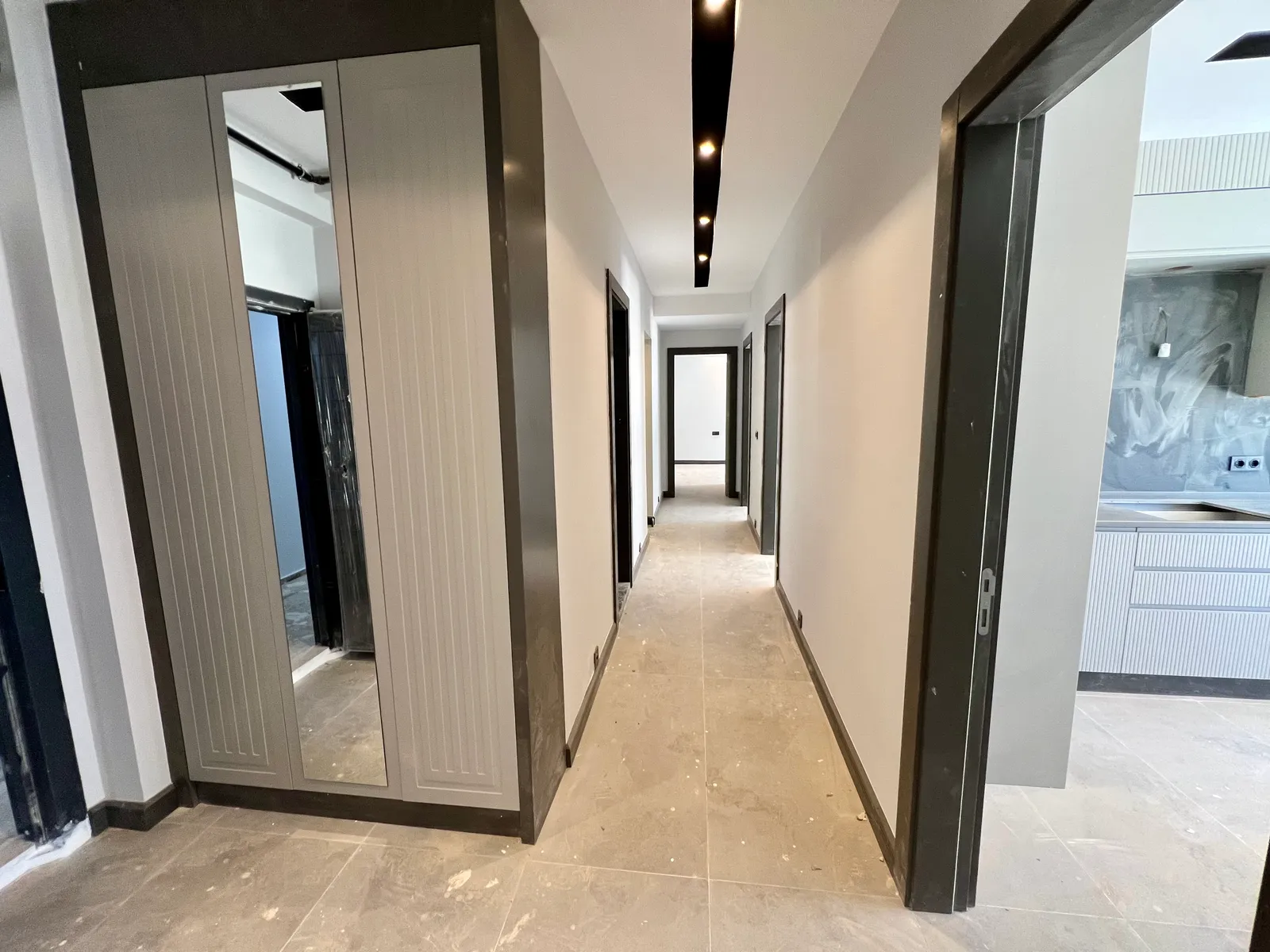  YENİ ŞEHİR HASTANESİ YAKININDA, SINIRLARI AŞAN BİR YAŞAM: ÇAKMAK-KARAHASANLI SINIRINDA RESORT KONSEPTLİ 3+1 DAİRELER!