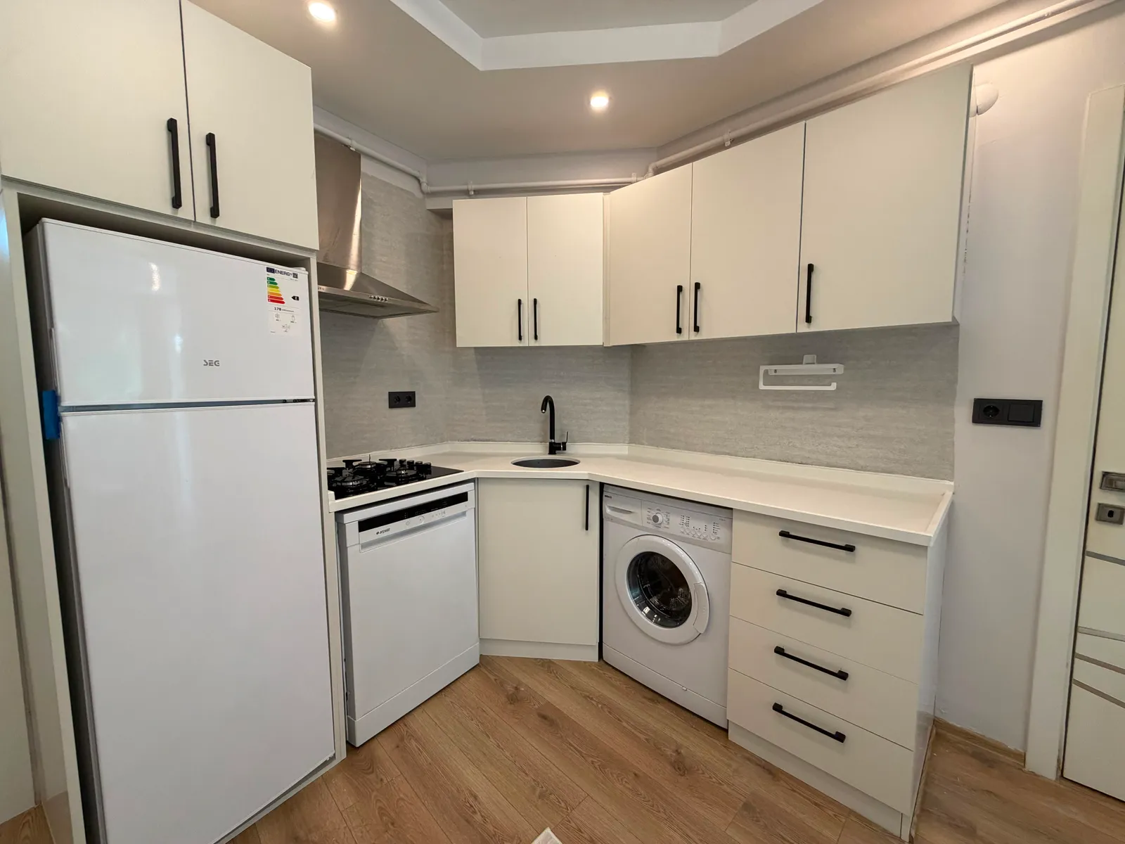 FESLEĞEN MAHALLESİ'NDE SATILIK 1+1 APART küçük 10