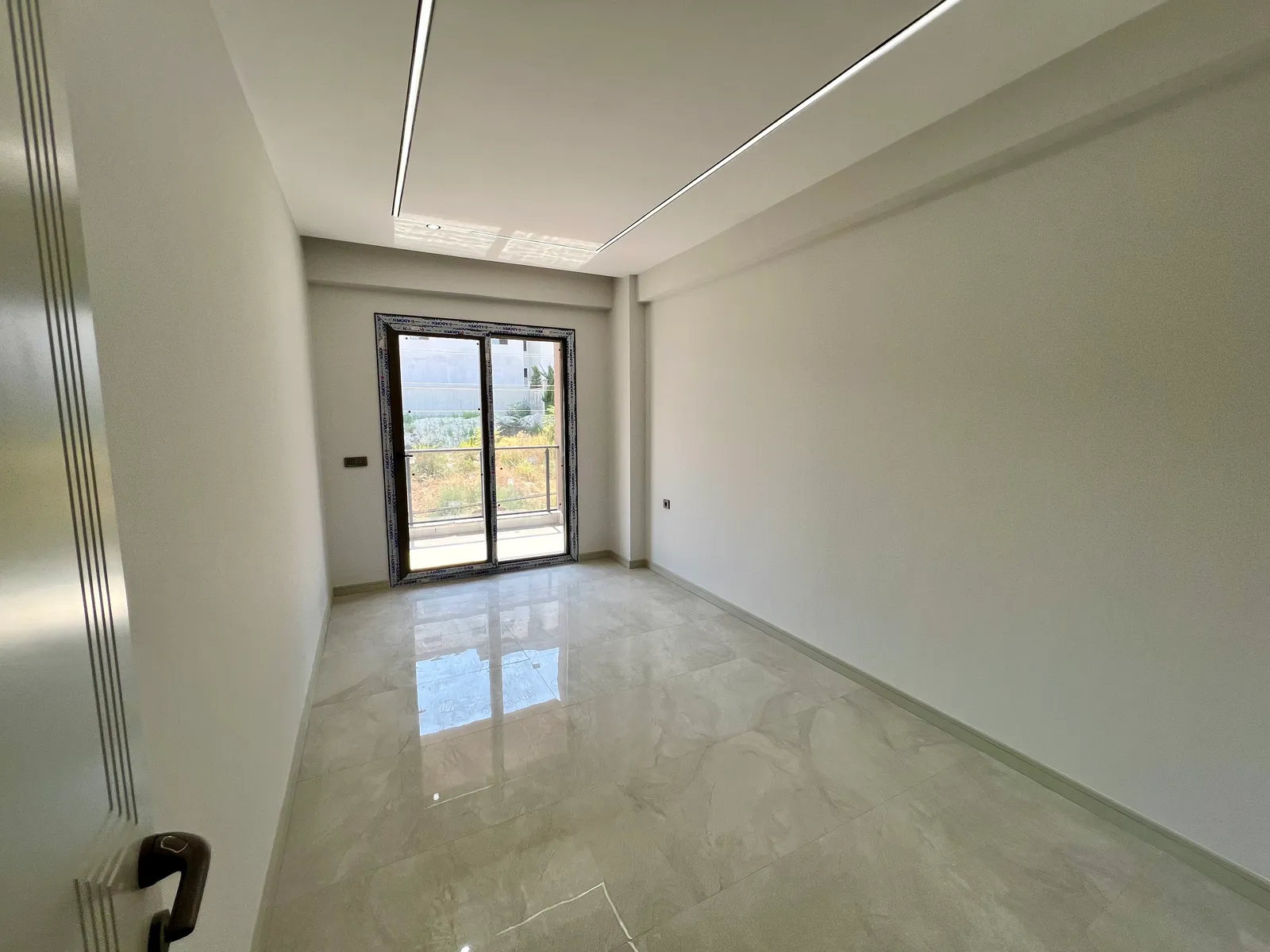 📍 ŞEMİKLER NAZ BAYRAK BÖLGESİNDE: PORSELEN TEZGAHLI, KLİMA ALTYAPILI VE PANJURLU SIFIR DAİRE! küçük 12