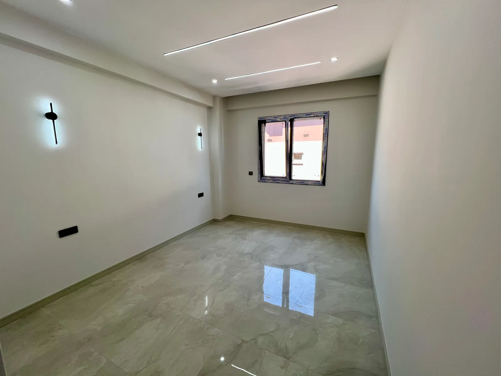📍 ŞEMİKLER NAZ BAYRAK BÖLGESİNDE: PORSELEN TEZGAHLI, KLİMA ALTYAPILI VE PANJURLU SIFIR DAİRE! küçük 15