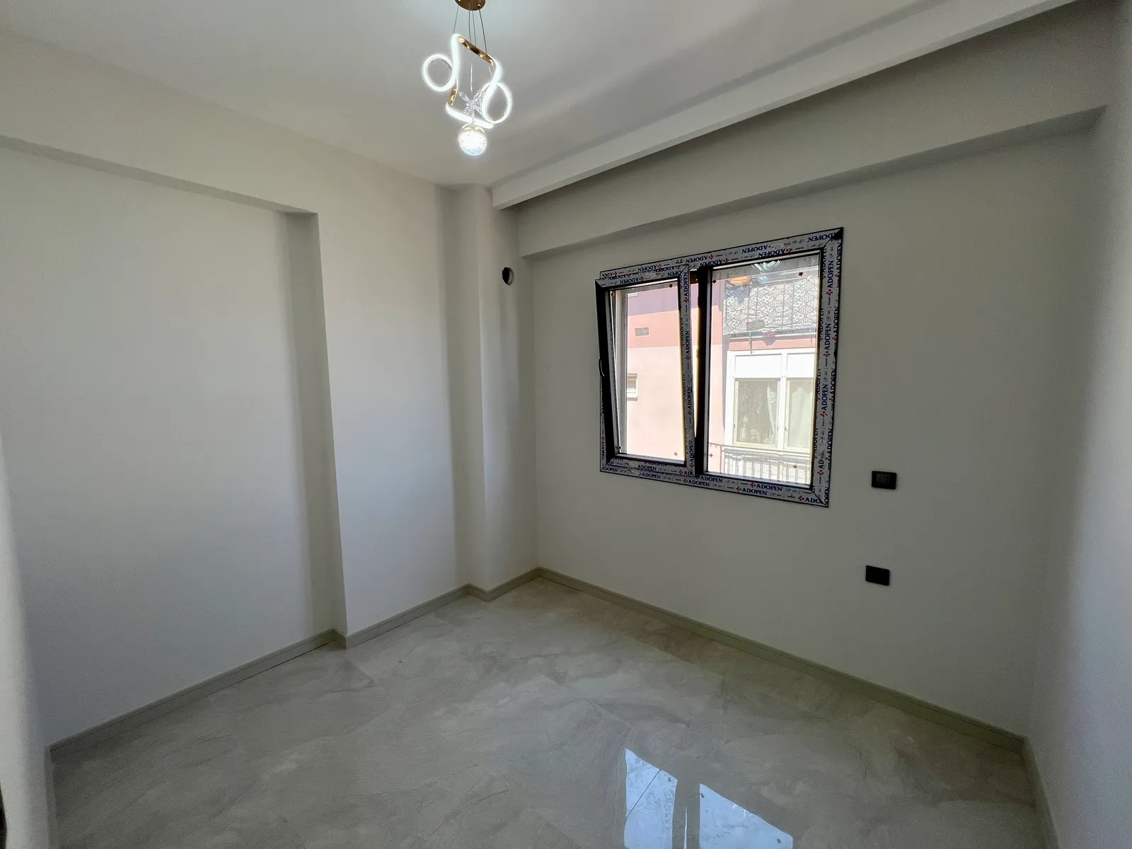 📍 ŞEMİKLER NAZ BAYRAK BÖLGESİNDE: PORSELEN TEZGAHLI, KLİMA ALTYAPILI VE PANJURLU SIFIR DAİRE! küçük 19